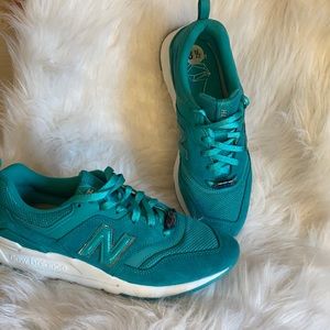 Women’s new balance sneakers